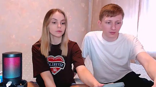 juliaanddima online show from April 2026 09:00:02 AM