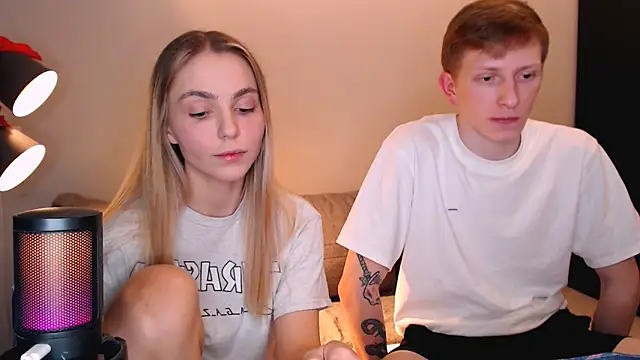 juliaanddima online show from December 2025 09:30:02 PM