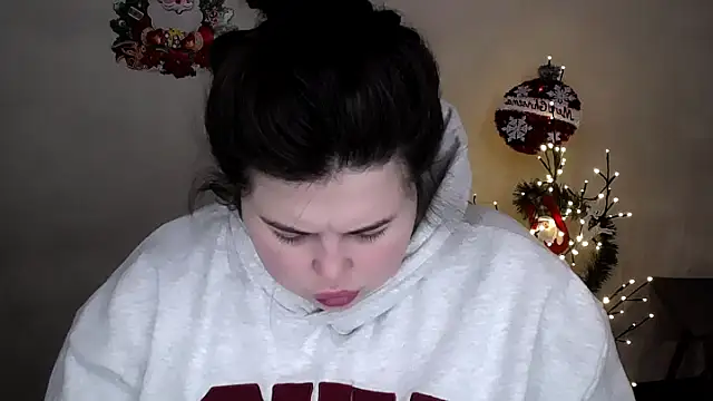 Emily Mo online show from December 2025 06:28:01 AM