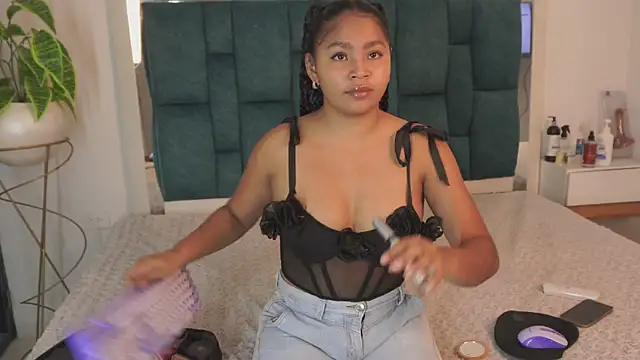 Anais aradia online show from May 2026 02:32:01 AM