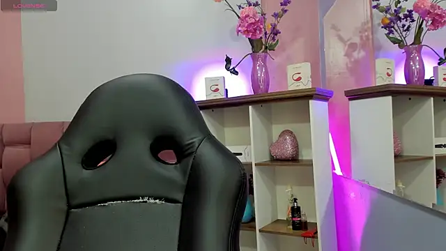mia thompsonn  online show from September 2025 02:57:02 PM