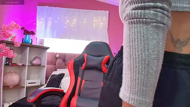 mia thompsonn  online show from March 2026 02:21:01 PM