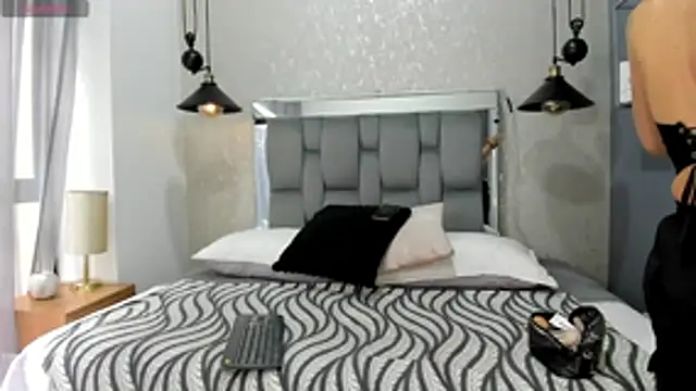 mia thompsonn  online show from June 2026 02:12:01 PM