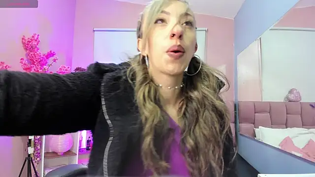 mia thompsonn  online show from December 2025 01:54:02 PM