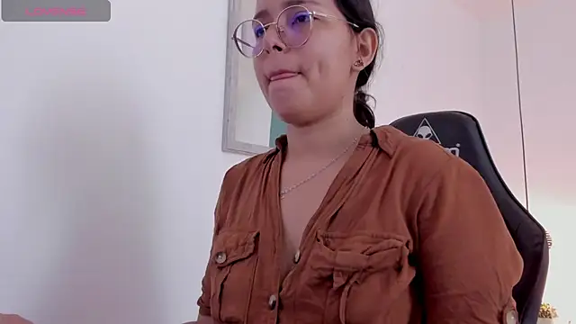 lucy blue28 online show from April 2026 01:06:02 PM