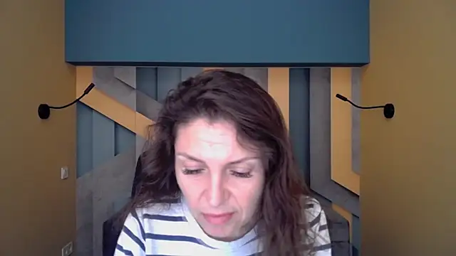 Snapshot of EllaLong chatting on November 2025 12:27:01 PM EllaLong online show from November 2025 12:27:01 PM