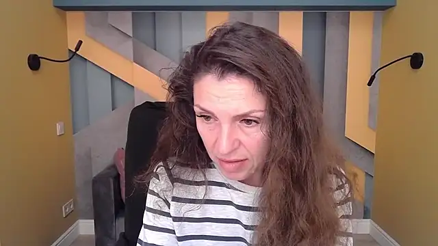 Snapshot of EllaLong chatting on October 2025 12:38:02 PM EllaLong online show from October 2025 12:38:02 PM