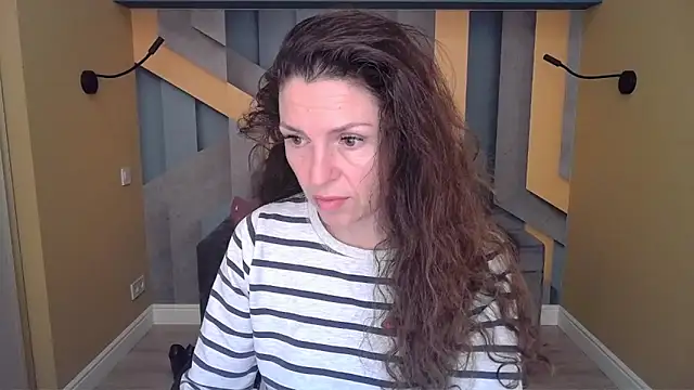 Snapshot of EllaLong chatting on December 2025 12:26:01 PM EllaLong online show from December 2025 12:26:01 PM