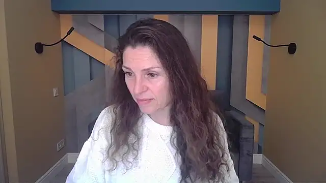 Snapshot of EllaLong chatting on November 2025 12:28:02 PM EllaLong online show from November 2025 12:28:02 PM