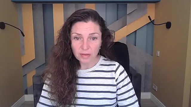 Snapshot of EllaLong chatting on November 2025 12:30:01 PM EllaLong online show from November 2025 12:30:01 PM