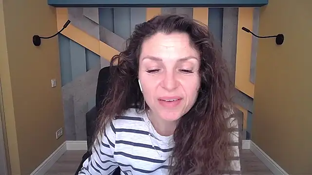 Snapshot of EllaLong chatting on November 2025 12:27:01 PM EllaLong online show from November 2025 12:27:01 PM