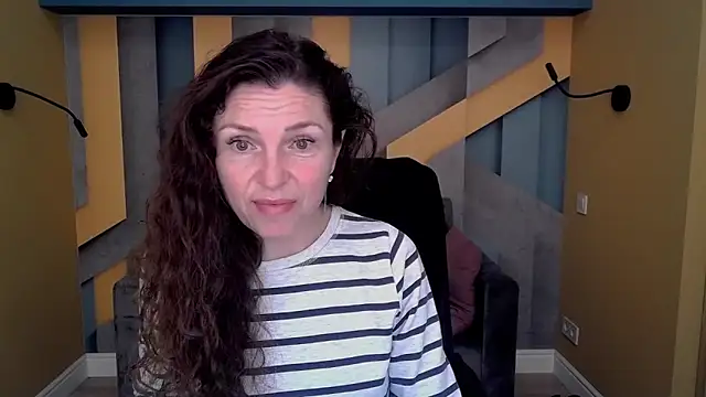 Snapshot of EllaLong chatting on November 2025 12:31:01 PM EllaLong online show from November 2025 12:31:01 PM