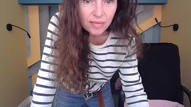 Snapshot of EllaLong chatting on October 2025 12:35:03 PM EllaLong online show from October 2025 12:35:03 PM