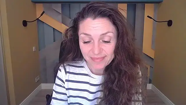 Snapshot of EllaLong chatting on December 2025 12:29:01 PM EllaLong online show from December 2025 12:29:01 PM