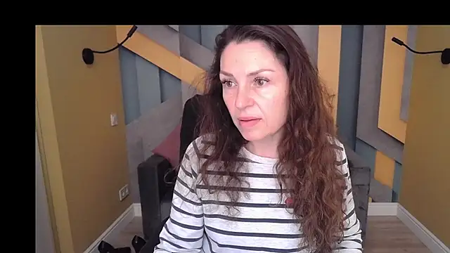 Snapshot of EllaLong chatting on December 2025 12:26:01 PM EllaLong online show from December 2025 12:26:01 PM