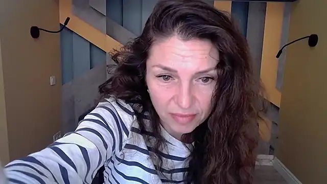 Snapshot of EllaLong chatting on October 2025 12:26:02 PM EllaLong online show from October 2025 12:26:02 PM