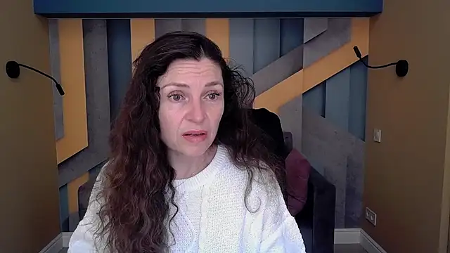 Snapshot of EllaLong chatting on November 2025 12:31:02 PM EllaLong online show from November 2025 12:31:02 PM