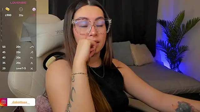 dakottaa  online show from November 2025 11:38:02 PM