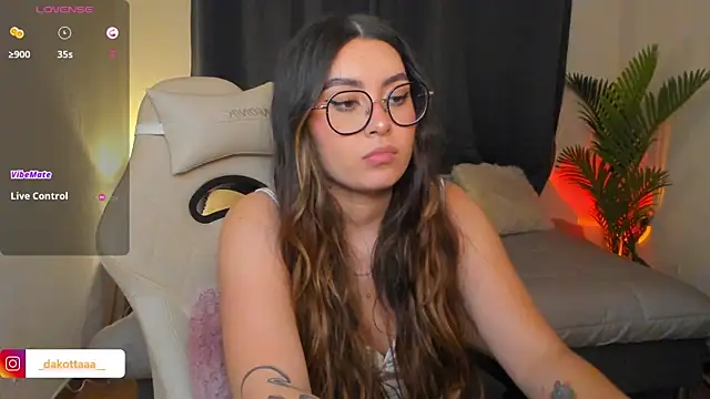 dakottaa  online show from April 2026 11:39:01 PM