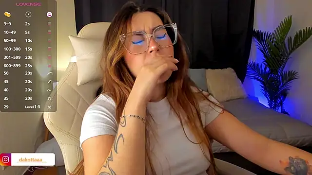 dakottaa  online show from November 2025 11:09:02 PM