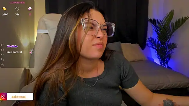 dakottaa  online show from December 2025 11:42:02 PM