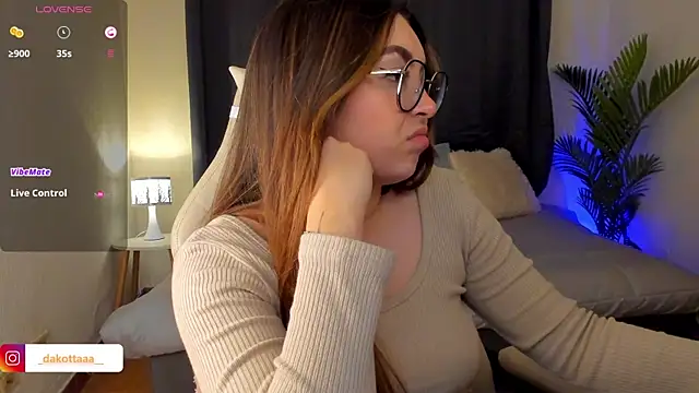 dakottaa  online show from October 2025 11:37:01 PM