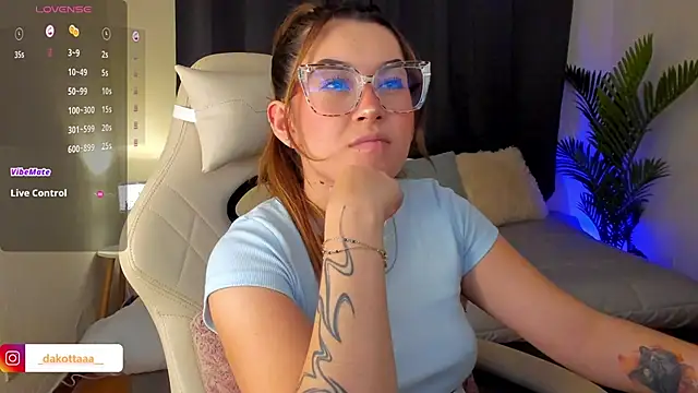 dakottaa  online show from October 2025 11:34:01 PM