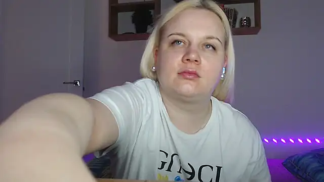 Karolina love  online show from February 2026 01:03:02 AM