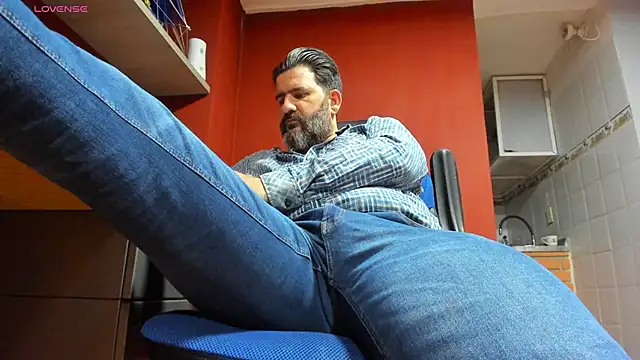 Snapshot of Maxi_TheBigDaddy chatting on February 2025 09:23:01 PM Maxi TheBigDaddy online show from February 2025 09:23:01 PM
