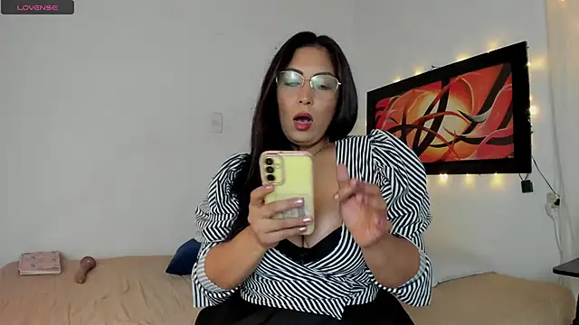 Snapshot of Lauralove_69 chatting on April 2026 09:01:02 PM Lauralove 69 online show from April 2026 09:01:02 PM