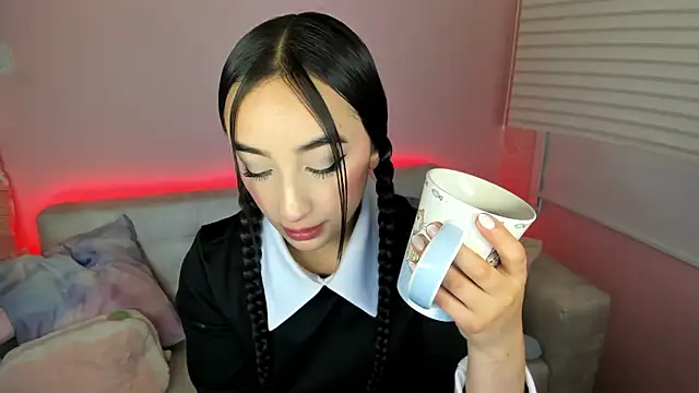 tinysara online show from April 2026 04:22:01 PM