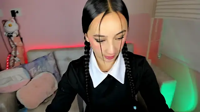 tinysara online show from July 2026 04:00:01 PM