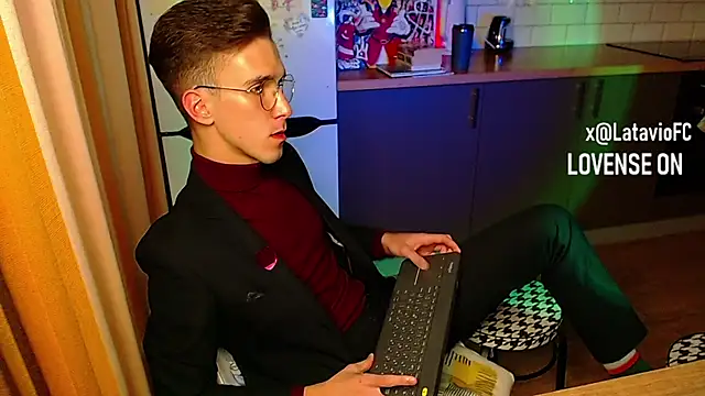 Snapshot of Midnighter_ chatting on September 2025 03:12:02 AM Midnighter online show from September 2025 03:12:02 AM