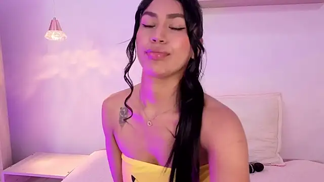 Caroliina Saenz online show from November 2025 07:14:02 PM