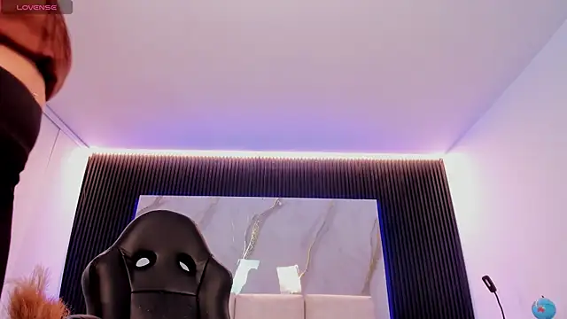 charlottewhitte online show from April 2026 11:57:01 AM