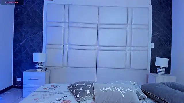 charlottewhitte online show from April 2026 12:12:01 PM