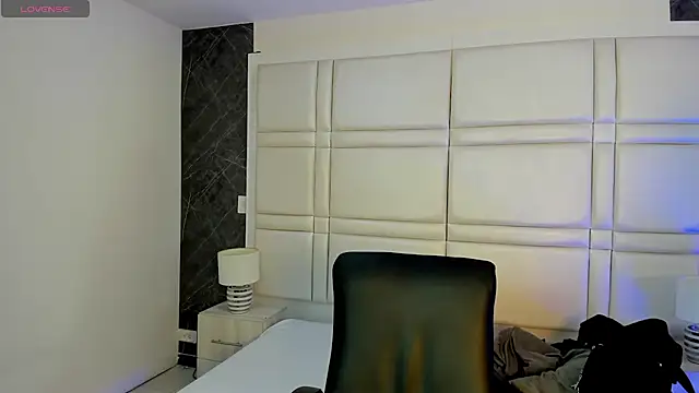 charlottewhitte online show from February 2026 07:02:02 PM