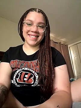 QueenNuttCollector online show from November 2025 05:38:02 PM