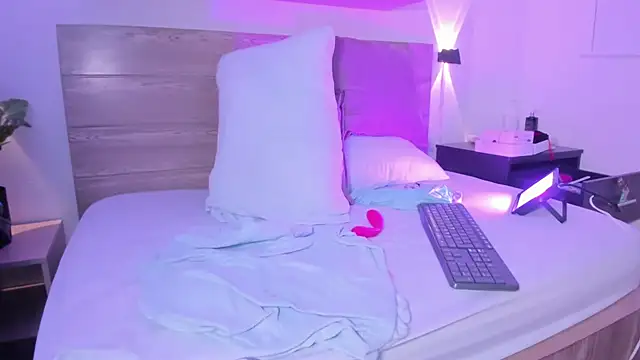 izaro22 online show from October 2025 04:18:01 PM