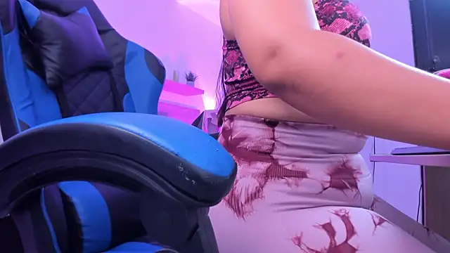 izaro22 online show from December 2025 12:52:02 PM