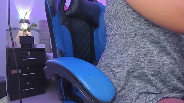 izaro22 online show from February 2026 12:35:01 PM