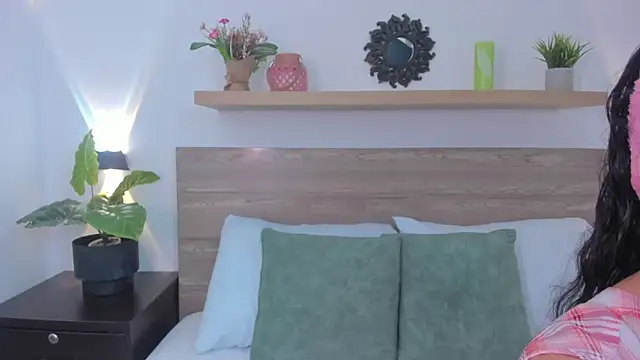 izaro22 online show from February 2026 12:57:02 PM