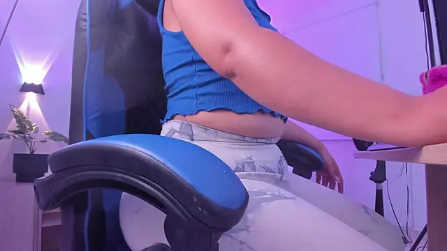 izaro22 online show from November 2025 03:06:02 AM