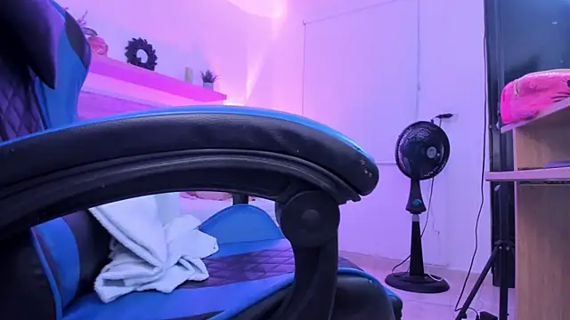 izaro22 online show from December 2025 01:02:02 PM