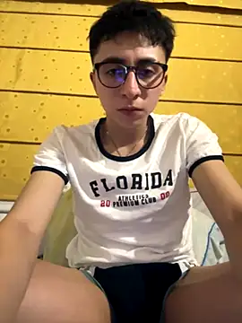 Snapshot of CamiRojas_boy chatting on October 2025 03:21:01 AM CamiRojas boy online show from October 2025 03:21:01 AM