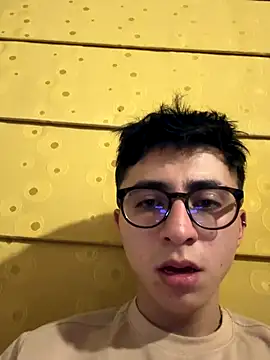 Snapshot of CamiRojas_boy chatting on October 2025 03:52:01 AM CamiRojas boy online show from October 2025 03:52:01 AM