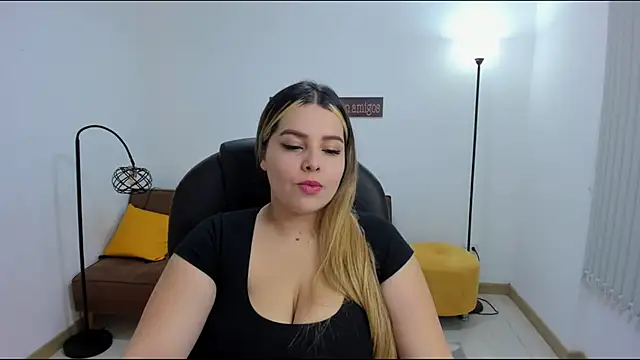 Snapshot of camiilaa1 chatting on February 2025 04:19:02 AM camiilaa1 online show from February 2025 04:19:02 AM