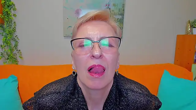 iamyourdream89 online show from April 2026 01:07:01 PM