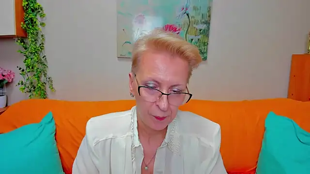 iamyourdream89 online show from April 2026 06:21:01 PM