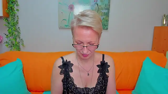 iamyourdream89 online show from April 2026 10:44:02 AM